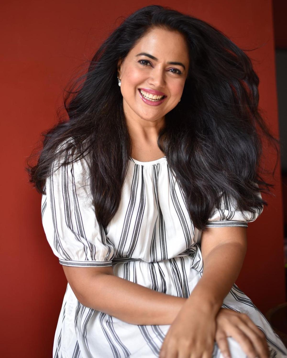Sameera Reddy was born on 14 December, 1978 in Mumbai. While her father Chitrapoli Reddy, who is from Andhra Pradesh, is a businessman, her Mangalorean mother Nakshatra Reddy is a qualified microbiologist and a fengshui practitioner. Sameera has two siblings namely Meghna Reddy and Sushama Reddy, who apparently are associated to the glamour world